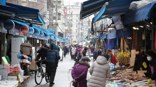 공공재개발 시범사업 지역으로 지정된 서울 동대문구 '용두 1-6'구역 내 청량리 수산시장의 모습. <연합뉴스>